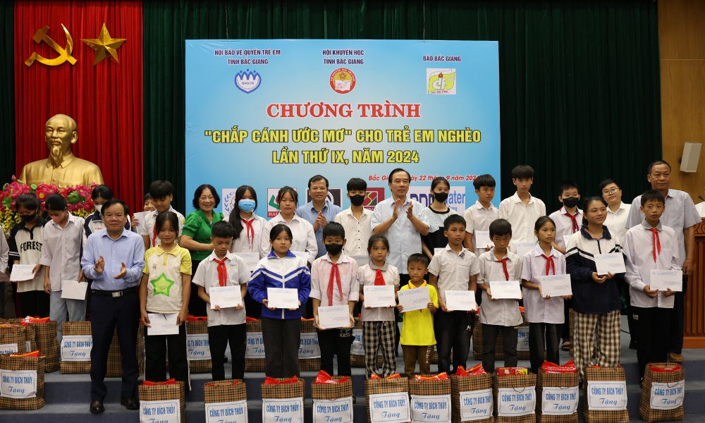 Chương trình "Chắp cánh ước mơ" năm 2024: Nhiều học sinh khó khăn được tiếp sức đến trường
